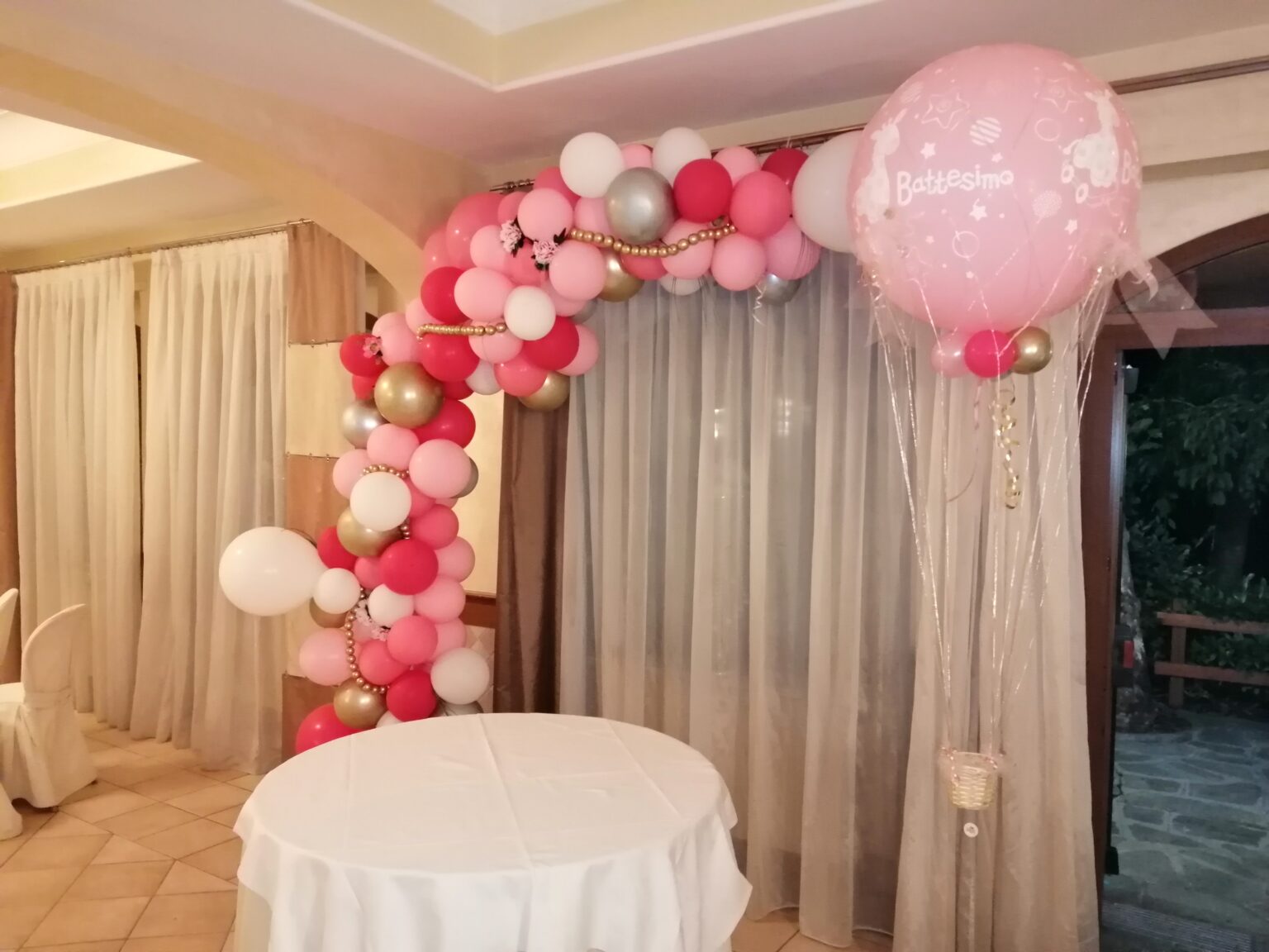 arco-e-mongolfiera-palloncini-battesimo-rosa