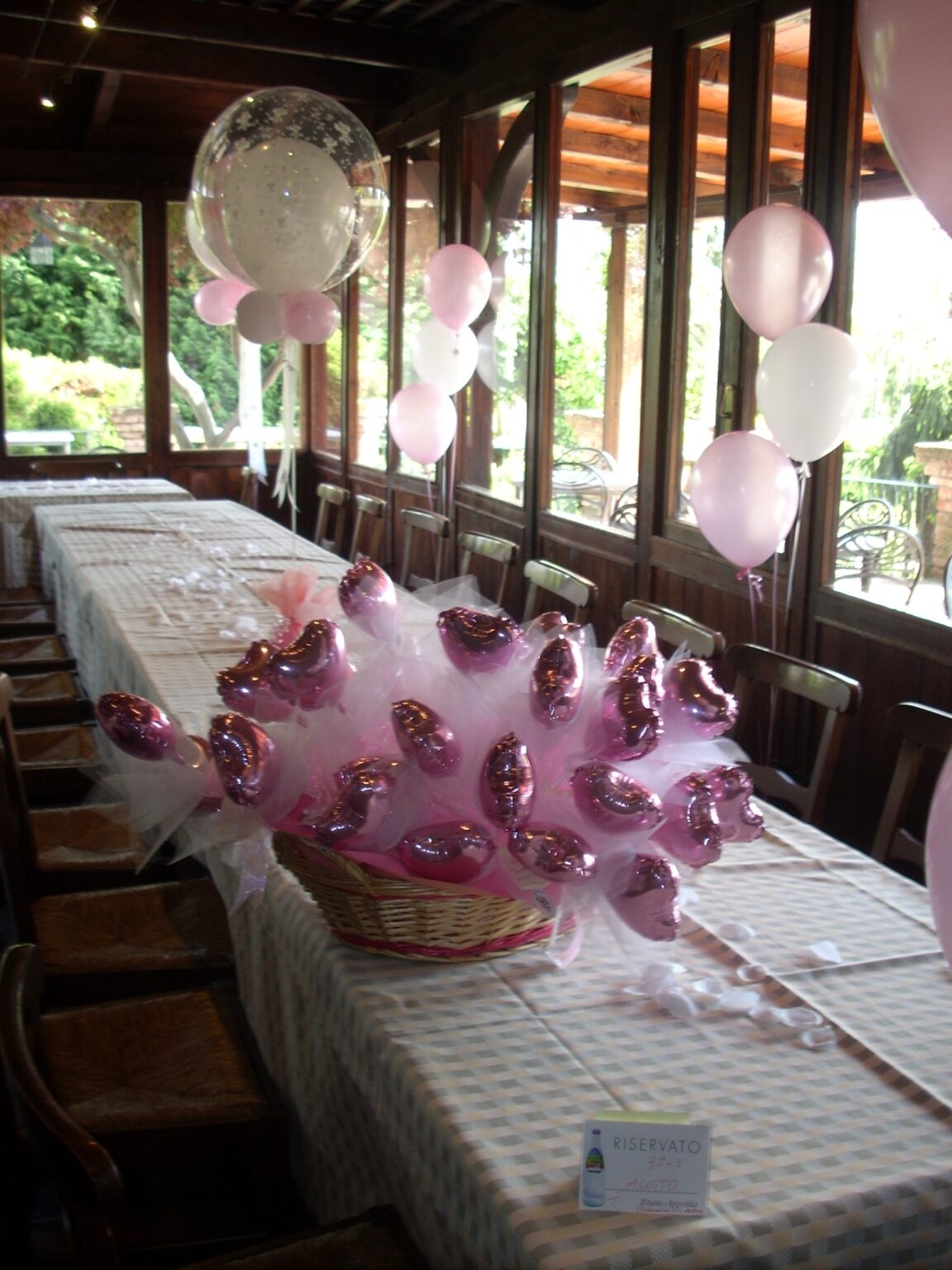 cesta con palloncini rosa